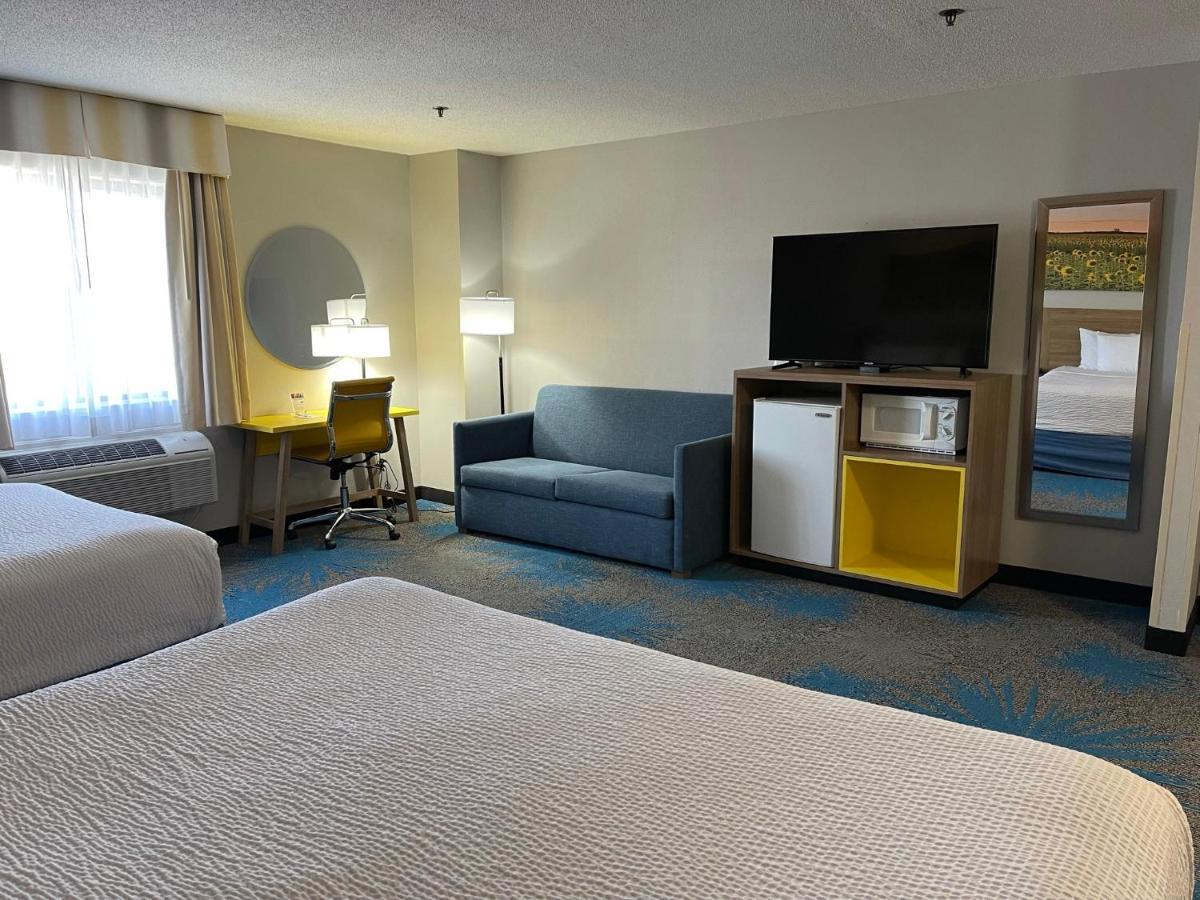 Days Inn By Wyndham Colby Exteriör bild