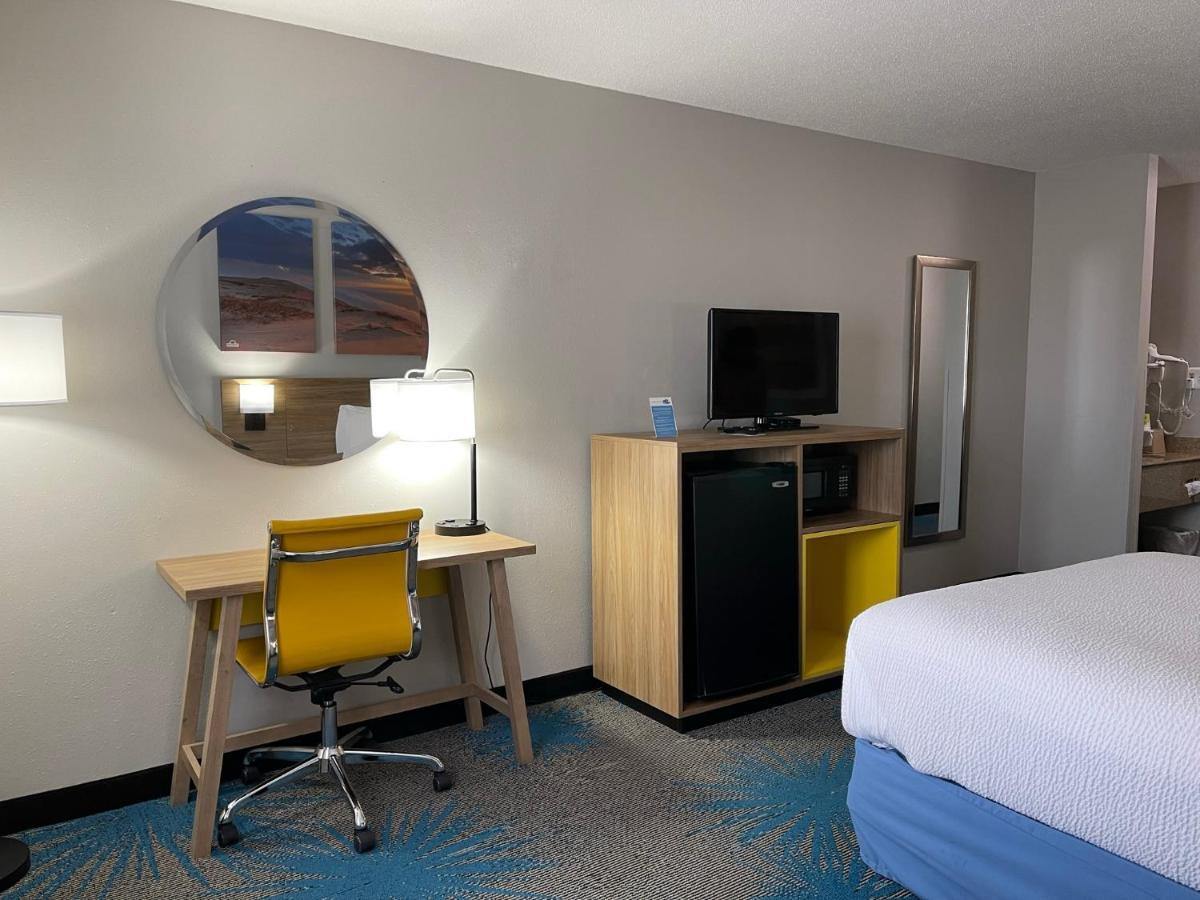 Days Inn By Wyndham Colby Exteriör bild