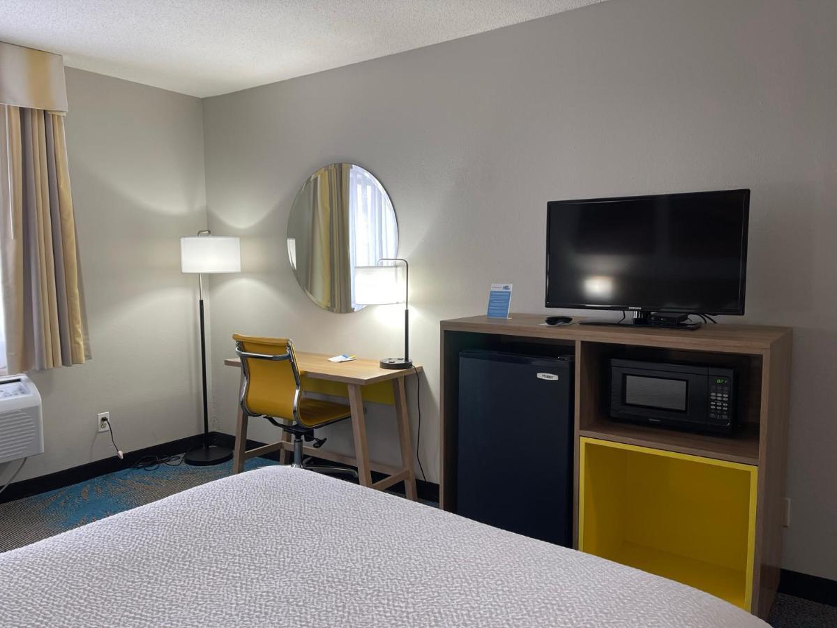 Days Inn By Wyndham Colby Exteriör bild
