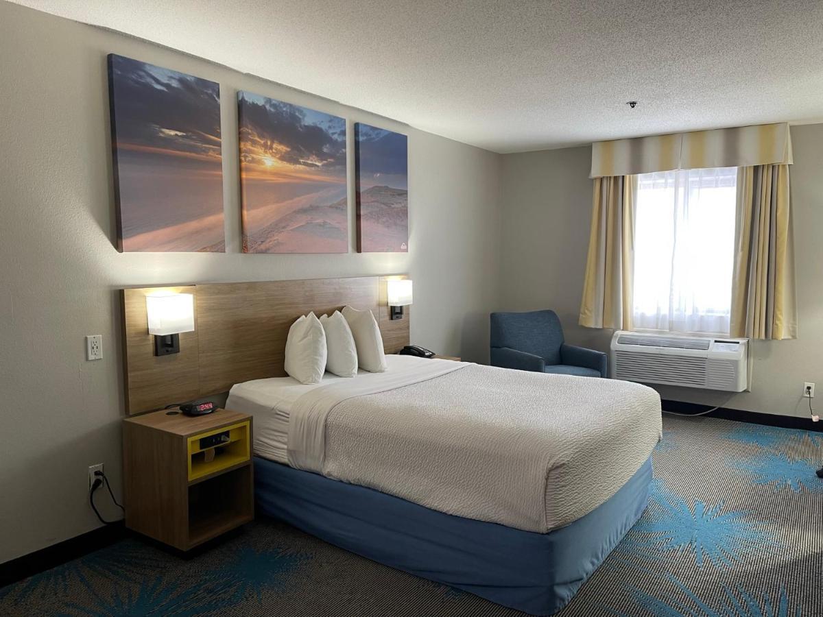 Days Inn By Wyndham Colby Exteriör bild