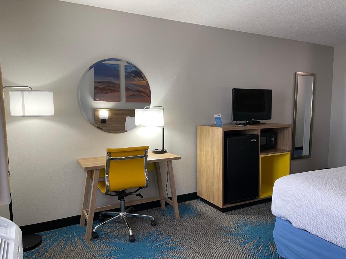 Days Inn By Wyndham Colby Exteriör bild