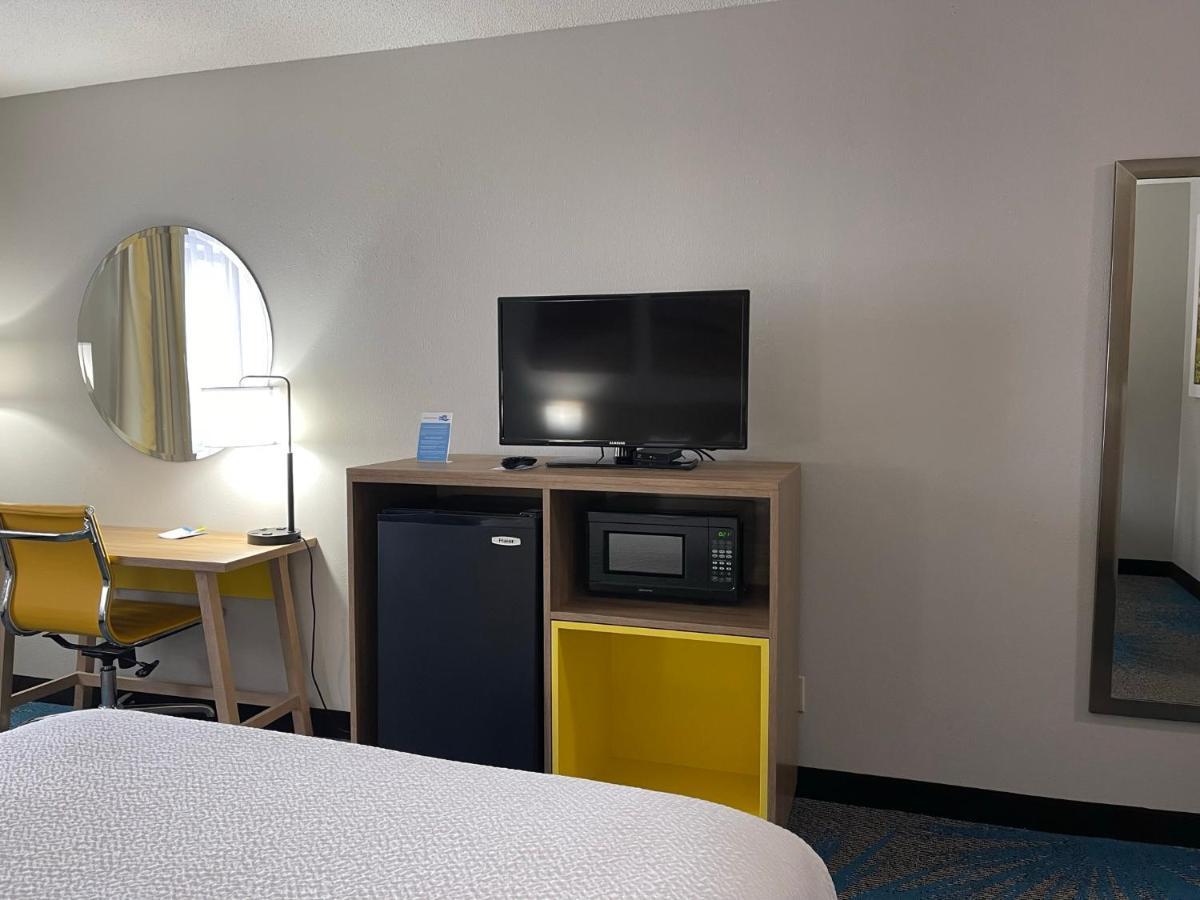 Days Inn By Wyndham Colby Exteriör bild
