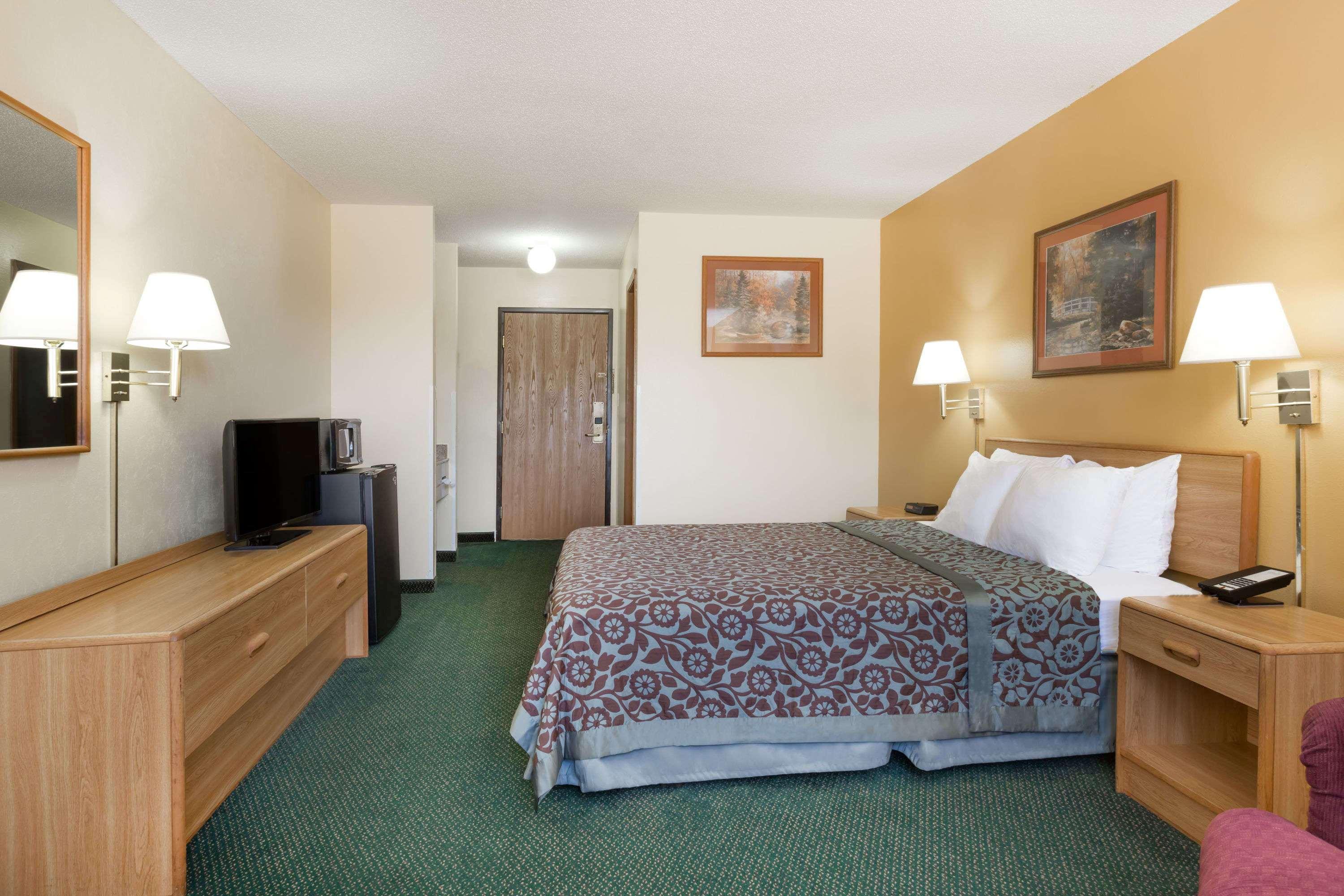 Days Inn By Wyndham Colby Exteriör bild