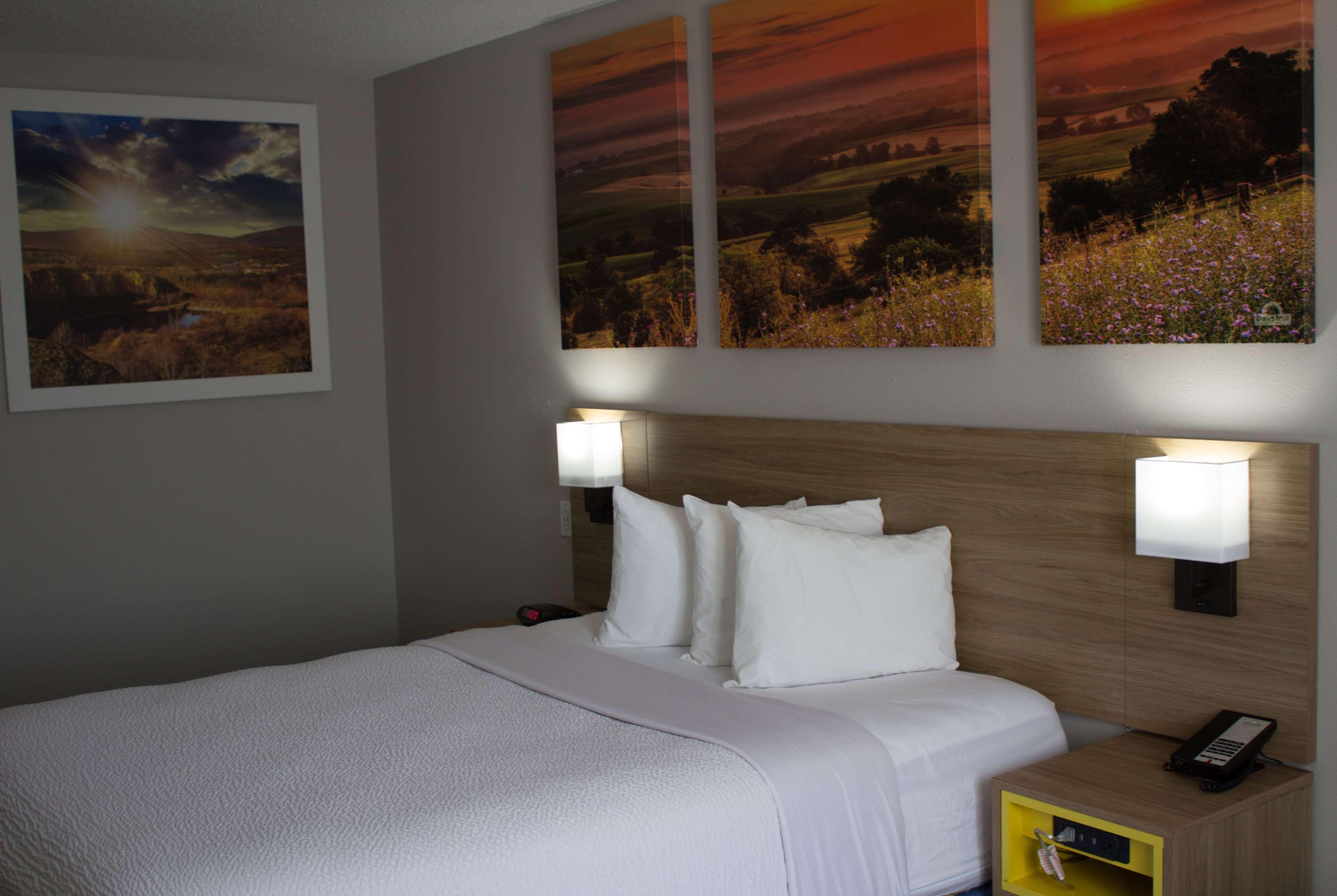 Days Inn By Wyndham Colby Exteriör bild